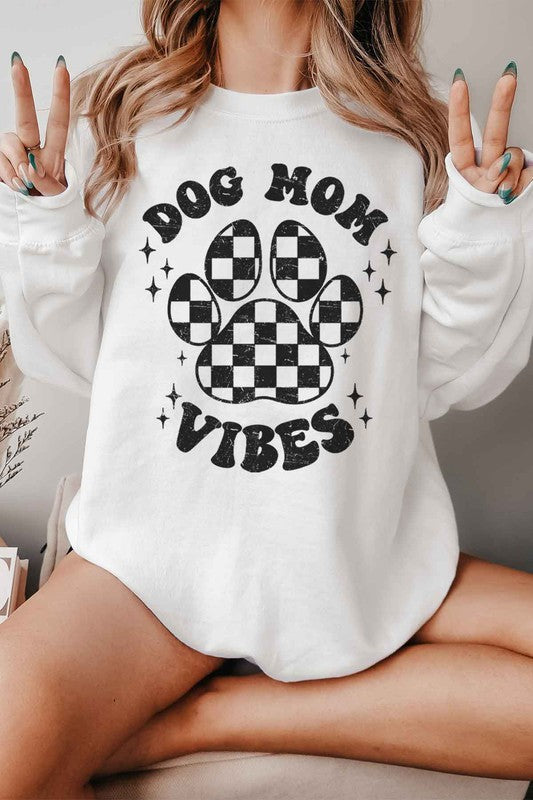 DOG MOM VIBES GRAPHIC SWEATSHIRT