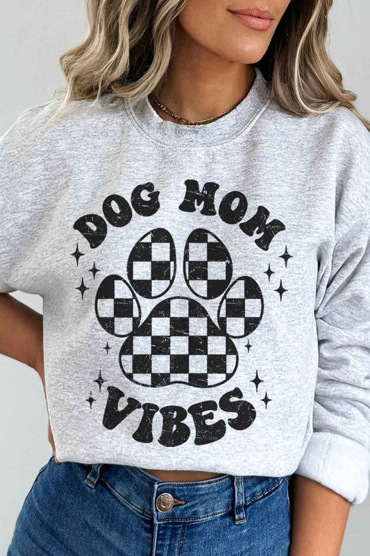 DOG MOM VIBES GRAPHIC SWEATSHIRT