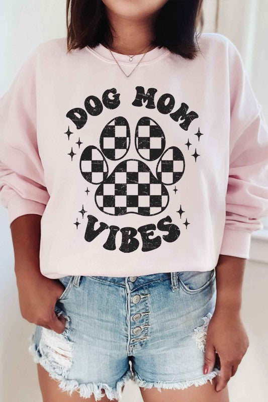 DOG MOM VIBES GRAPHIC SWEATSHIRT